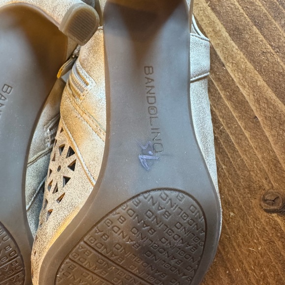 Bandolino Gold Heels with Chic Perforated Design Size 7.5 Gorgeous Heels Hott π₯ - Picture 8 of 16